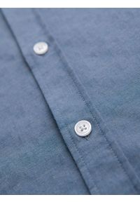 Ombre Clothing - Męska koszula SLIM FIT z ozdobnej tkaniny z kieszonką – niebieska V1 - Rozmiar: L. Okazja: do pracy. Typ kołnierza: kołnierzyk klasyczny. Kolor: niebieski. Materiał: tkanina. Wzór: haft, ze splotem. Styl: klasyczny, elegancki #9