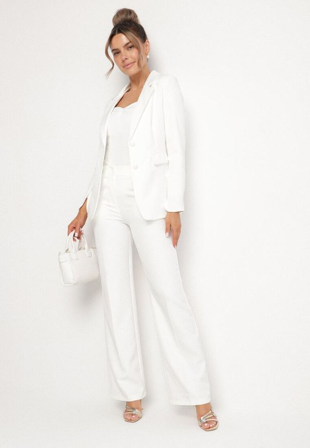 Born2be - Biała Taliowana Marynarka z Usztywnioną Linią Ramion Finzeki. Okazja: na co dzień. Kolor: biały. Materiał: jeans. Styl: klasyczny, casual