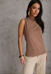 Renee - Brązowa Bluzka Top Bez Rękawów ze Stójką Nedire. Typ kołnierza: kołnierzyk stójkowy. Kolor: brązowy. Materiał: poliester, elastan, materiał, jeans. Długość rękawa: bez rękawów. Styl: elegancki #5