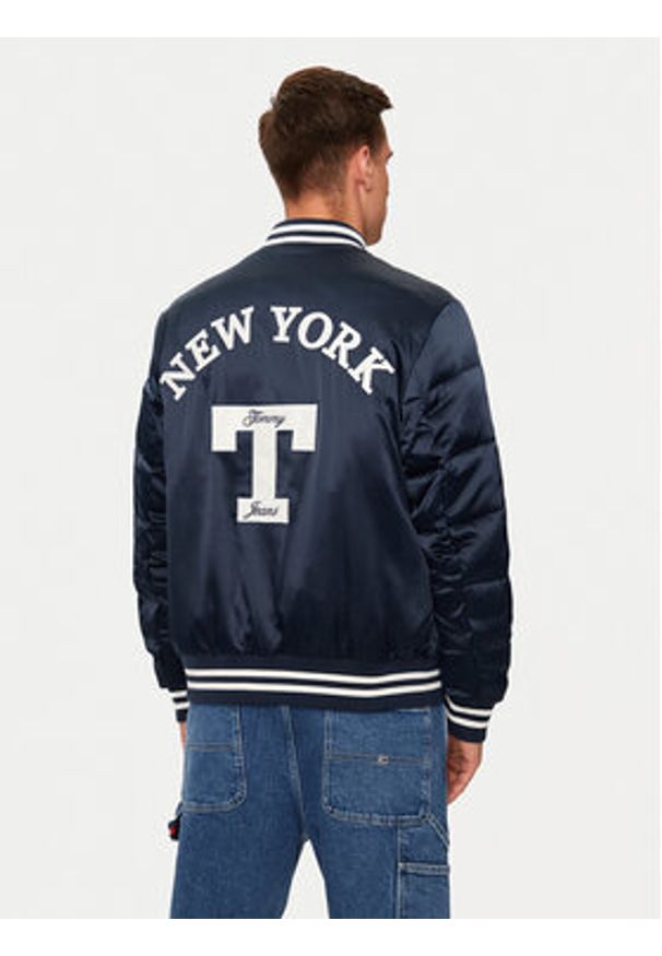 Tommy Jeans Kurtka zimowa DM0DM20468 Granatowy Regular Fit. Kolor: niebieski. Materiał: syntetyk. Sezon: zima