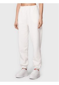 Gina Tricot Spodnie dresowe Basic 87590 Biały Regular Fit. Kolor: biały. Materiał: syntetyk, dresówka, bawełna