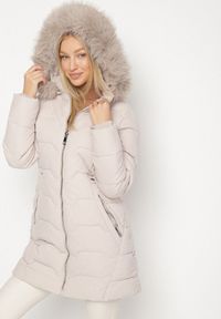 Born2be - Ciemnobeżowa Taliowana Kurtka z Pikowanymi Przeszyciami i Kapturem z Futrem Mundria. Okazja: na co dzień. Kolor: beżowy. Materiał: futro. Styl: elegancki, casual, klasyczny