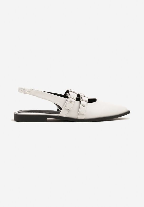 Born2be - Białe Sandały Slingback z Noskiem w Szpic Zdobione Nitami i Klamrami Callevis. Okazja: na spacer, na co dzień, na spotkanie biznesowe. Zapięcie: klamry. Kolor: biały. Wzór: aplikacja. Sezon: lato. Styl: klasyczny, casual, elegancki, biznesowy