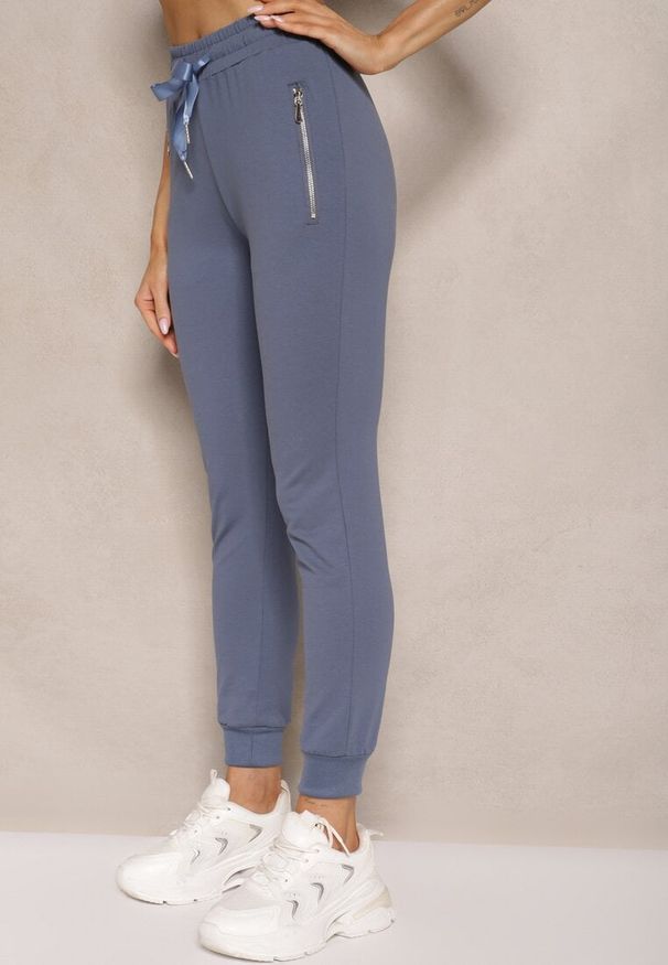 Renee - Niebieskie Spodnie Dresowe z Bawełny o Kroju Jogger High Waist Cherisa. Okazja: na co dzień. Stan: podwyższony. Kolor: niebieski. Materiał: dresówka, bawełna. Styl: casual, elegancki