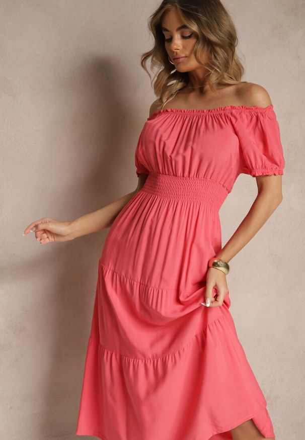 Renee - Różowa Rozkloszowana Sukienka z Gumką w Talii i Dekoltem w Kształcie Łódki Miratela. Okazja: na co dzień. Kolor: różowy. Długość rękawa: krótki rękaw. Typ sukienki: proste. Styl: casual, klasyczny