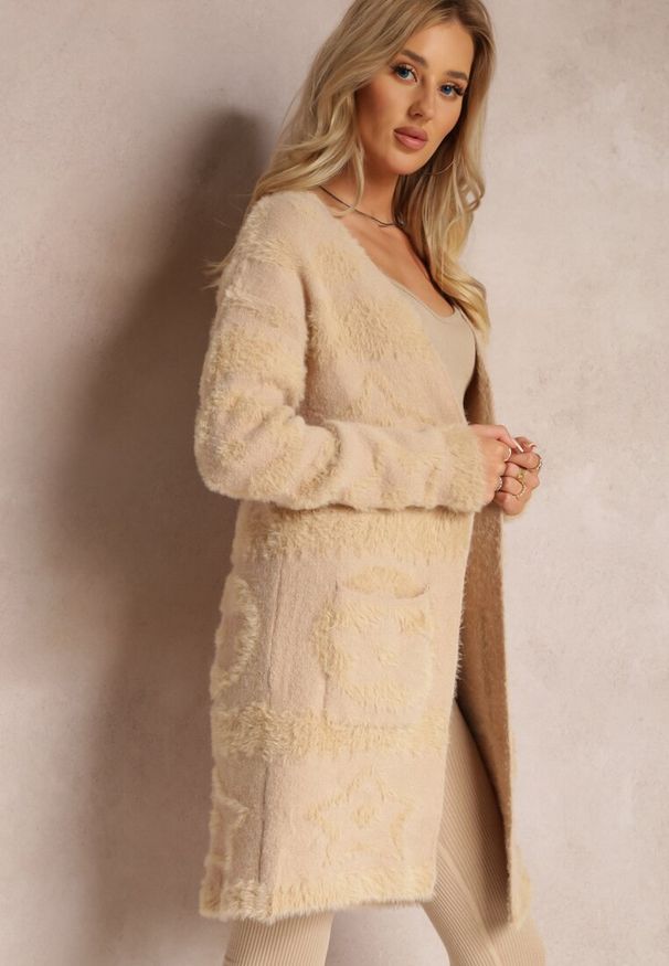 Renee - Beżowy Długi Kardigan Puszysty Aborra. Kolekcja: plus size. Kolor: beżowy. Materiał: tkanina, dzianina. Długość: długie. Wzór: aplikacja