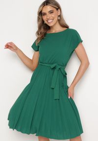 Born2be - Zielona Koktajlowa Sukienka z Krótkim Rękawem i Gumką w Talii z Materiałowym Paskiem Javia. Kolor: zielony. Materiał: materiał. Długość rękawa: krótki rękaw. Styl: wizytowy #1
