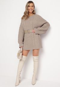 Born2be - Ciemnobeżowy Sweter o Wydłużonym Fasonie z Modnym Splotem Ahexa. Kolor: beżowy. Długość: długie. Wzór: ze splotem