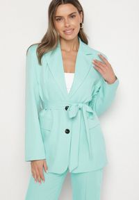 Born2be - Jasnozielona Jednorzędowa Marynarka z Paskiem i Usztywnionymi Ramionami Diomella. Okazja: na co dzień. Kolor: zielony. Materiał: jeans. Styl: elegancki, casual #5