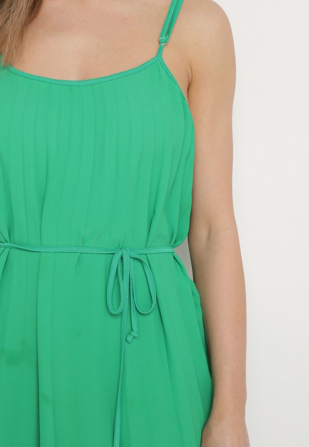 Born2be - Zielona Sukienka z Regulowanymi Ramiączkami z Materiałowym Paskiem Liata. Okazja: na spacer, na imprezę. Typ kołnierza: dekolt w kształcie V. Kolor: zielony. Materiał: materiał. Długość rękawa: na ramiączkach. Sezon: lato