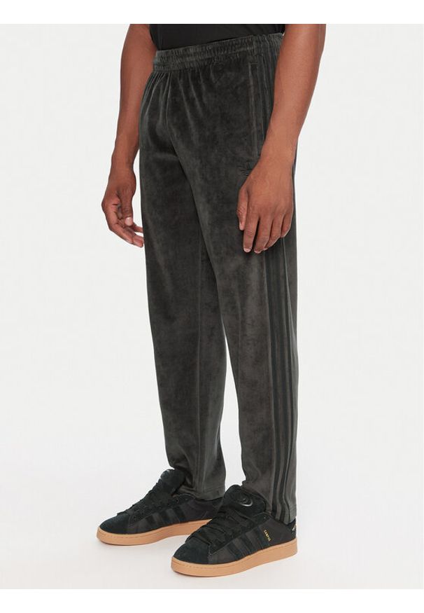 Adidas - adidas Spodnie dresowe SST adicolor Velour JW8377 Czarny Regular Fit. Kolor: czarny. Materiał: welur, bawełna