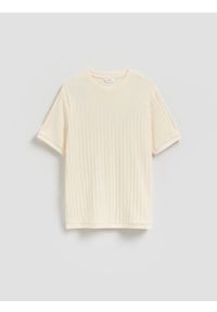 Reserved - Strukturalny t-shirt regular fit - złamana biel. Materiał: dzianina