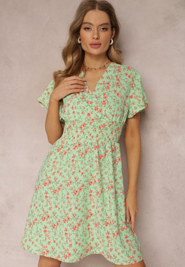 Renee - Jasnozielona Rozkloszowana Sukienka z Gumką w Pasie Heffah. Kolor: zielony. Sezon: wiosna, lato. Typ sukienki: kopertowe