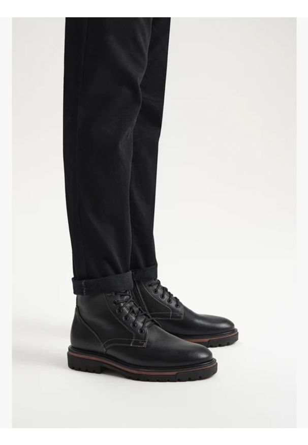 Ryłko - Czarne trzewiki męskie z brązową wstawką w spodzie. Kolor: czarny. Materiał: skóra. Styl: street