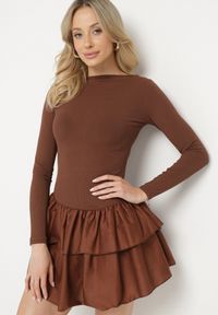 Born2be - Brązowa Rozkloszowana Sukienka z Długim Rękawem i Falbanką Reonaria. Okazja: na co dzień. Kolor: brązowy. Długość rękawa: długi rękaw. Styl: casual, elegancki #7