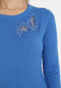 Born2be - Niebieski Klasyczny Sweter z Wiskozą i Modalem Ozdobiony Koronką Eritta. Kolor: niebieski. Materiał: wiskoza, koronka. Wzór: aplikacja, koronka. Sezon: jesień, zima. Styl: klasyczny #5