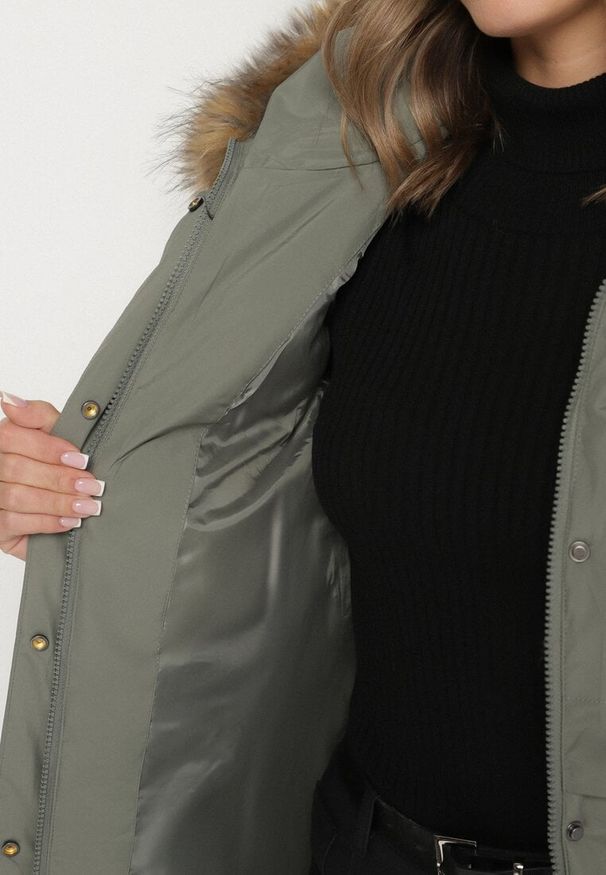Born2be - Zielona Casualowa Kurtka Parka z Kapturem z Futerkiem Nallorea. Okazja: na co dzień. Typ kołnierza: kaptur. Kolor: zielony. Materiał: futro. Styl: casual
