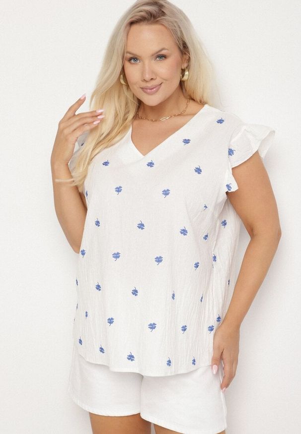 Born2be - Biała Bluzka z Bawełny Ozdobiona Falbankami i Koniczynkami Dolassea. Okazja: na spacer, na co dzień. Typ kołnierza: kołnierz z falbankami. Kolor: biały. Materiał: bawełna. Długość rękawa: krótki rękaw. Długość: krótkie. Wzór: aplikacja. Styl: casual, elegancki