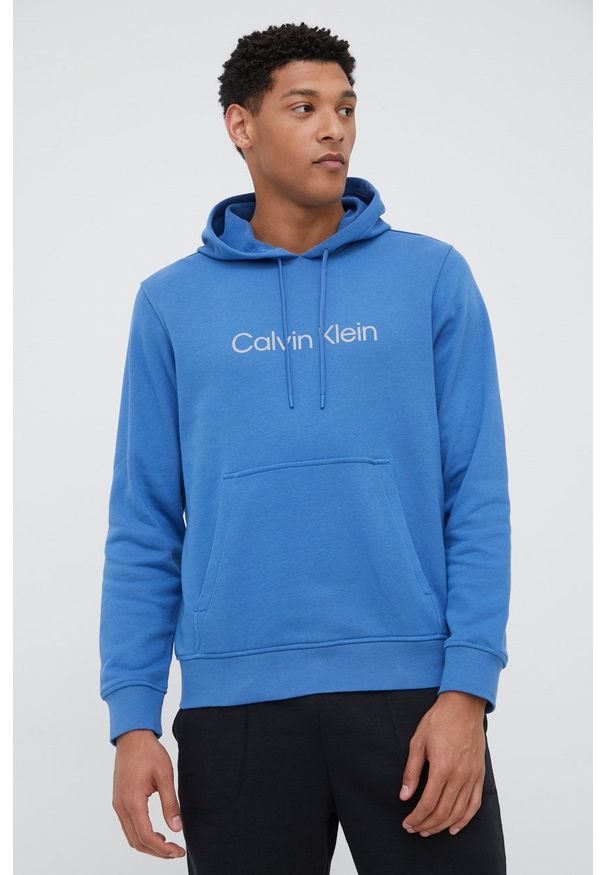 Calvin Klein Performance bluza dresowa męska z kapturem z nadrukiem. Typ kołnierza: kaptur. Kolor: niebieski. Materiał: dresówka. Wzór: nadruk