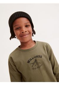 Reserved - Bawełniany longsleeve z nadrukiem - oliwkowy. Kolor: oliwkowy. Materiał: bawełna. Długość rękawa: długi rękaw. Wzór: nadruk