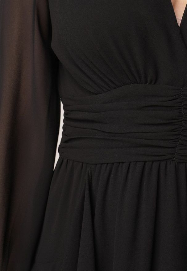 Born2be - Czarna Romantyczna Sukienka Koktajlowa z Falbanami i Marszczeniem w Pasie Aranilla. Typ kołnierza: kołnierz z falbankami. Kolor: czarny. Materiał: materiał, tkanina. Wzór: gładki, aplikacja. Typ sukienki: rozkloszowane. Styl: wizytowy