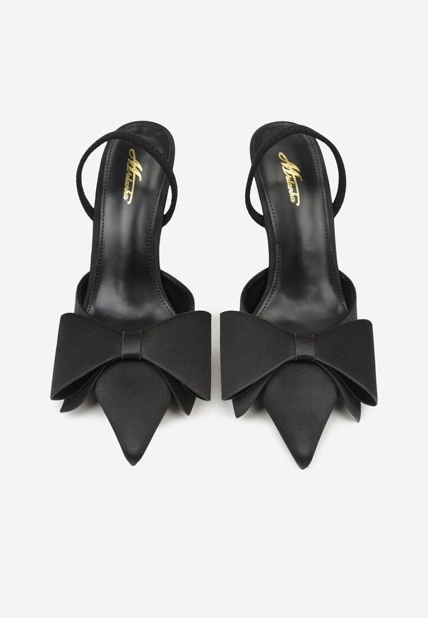 Born2be - Czarne Satynowe Sandały na Szpilce z Odkrytą Piętą i Kokardą Shiriniana. Okazja: na co dzień, na ślub cywilny, na wesele. Kolor: czarny. Materiał: satyna. Wzór: aplikacja. Obcas: na szpilce. Styl: casual, elegancki, klasyczny