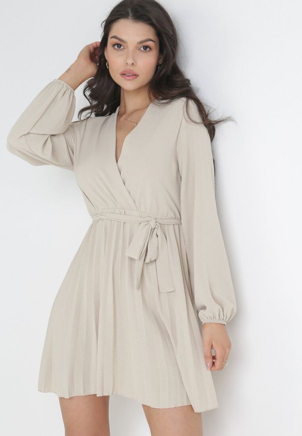 Born2be - Jasnobeżowa Sukienka Ollyre. Okazja: na co dzień. Kolor: beżowy. Styl: klasyczny, casual. Długość: mini