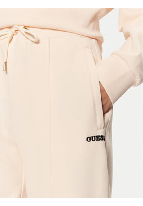 Guess Spodnie materiałowe V5RB01 KCLD1 Écru Regular Fit. Materiał: syntetyk