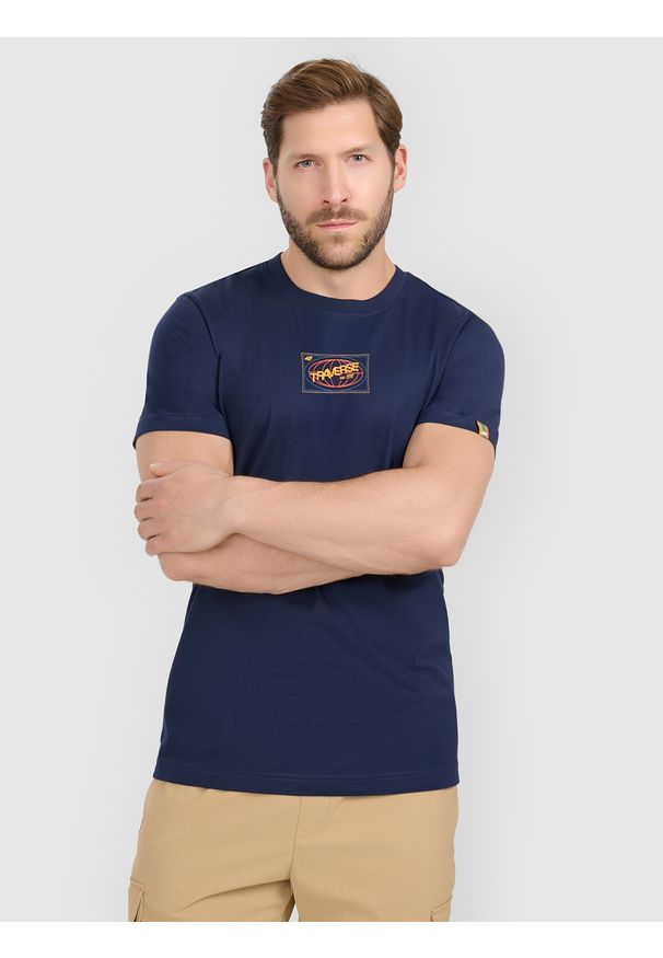 4f - 4F T-shirt regular z nadrukiem męski - granatowy XL. Okazja: na co dzień. Kolor: niebieski. Materiał: dzianina, bawełna. Długość rękawa: krótki rękaw. Długość: krótkie. Wzór: nadruk. Styl: casual