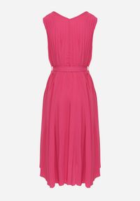 Renee - Fuksjowa Plisowana Sukienka Midi z Plisami na Dole i Paskiem w Talii Wrensilva. Kolor: różowy. Materiał: materiał. Styl: elegancki. Długość: midi #8