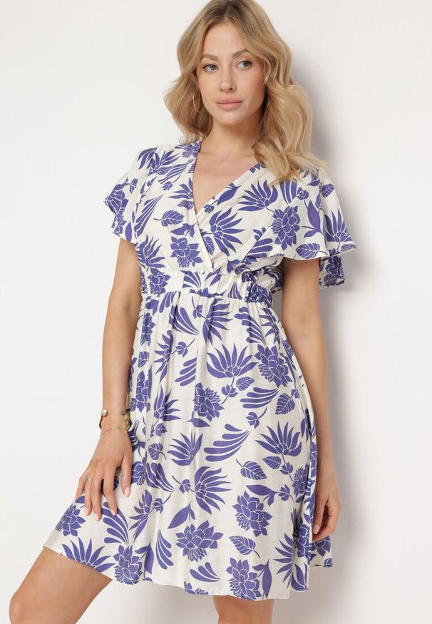 Born2be - Biało-Granatowa Sukienka z Kopertowym Dekoltem i Gumką w Pasie w Roślinny Wzór Nelliera. Okazja: na co dzień. Typ kołnierza: dekolt w kształcie V, dekolt kopertowy. Kolor: biały. Materiał: wiskoza, materiał. Typ sukienki: kopertowe. Styl: elegancki, casual