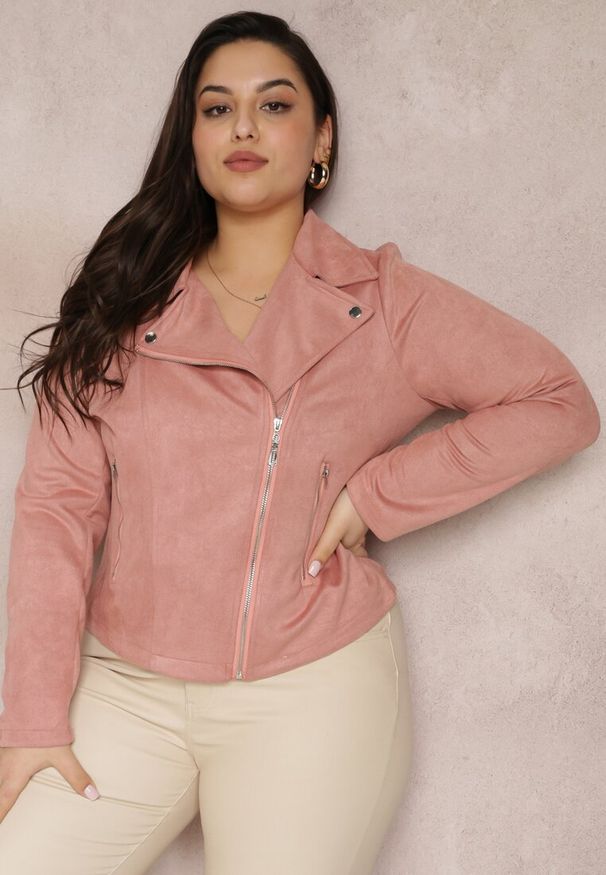 Renee - Ciemnoróżowa Asymetryczna Kurtka Ramoneska z Imitacji Zamszu Kmiya. Kolekcja: plus size. Kolor: różowy. Materiał: zamsz