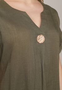 Born2be - Zielona Pudełkowa Sukienka z Lnem i Wiskozą Zdobiona Metalicznym Guzikiem Phisoth. Okazja: na co dzień, do pracy, na spotkanie biznesowe. Kolekcja: plus size. Kolor: zielony. Materiał: wiskoza, len. Wzór: aplikacja. Sezon: lato. Typ sukienki: dla puszystych, proste. Styl: casual, biznesowy, elegancki #6