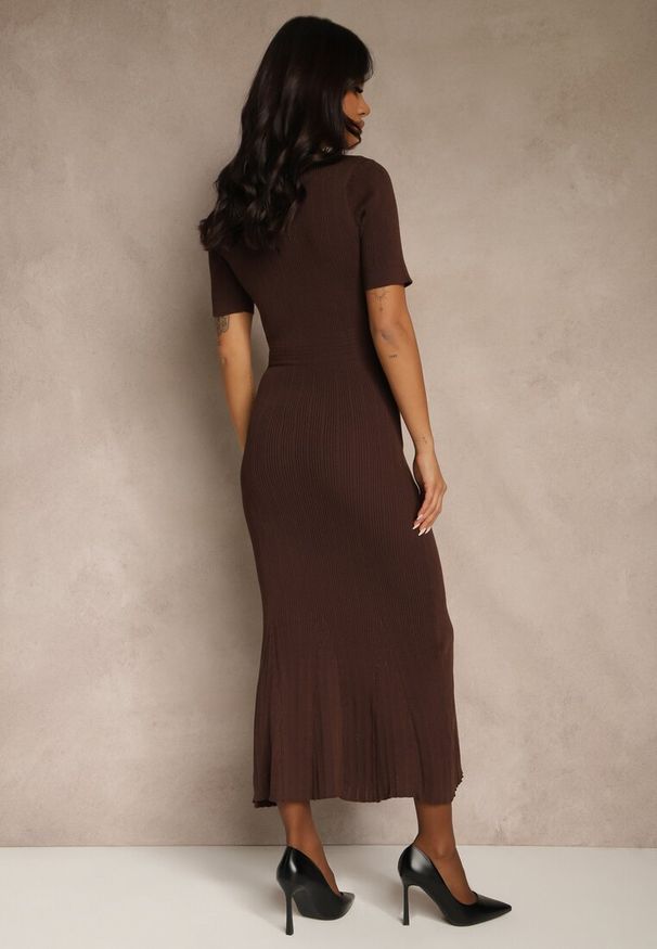 Renee - Brązowa Taliowana Sukienka z Dzianiny z Wiskozą z Guzikami przy Dekolcie Fenittia. Typ kołnierza: dekolt w serek. Kolor: brązowy. Materiał: wiskoza, dzianina. Styl: boho