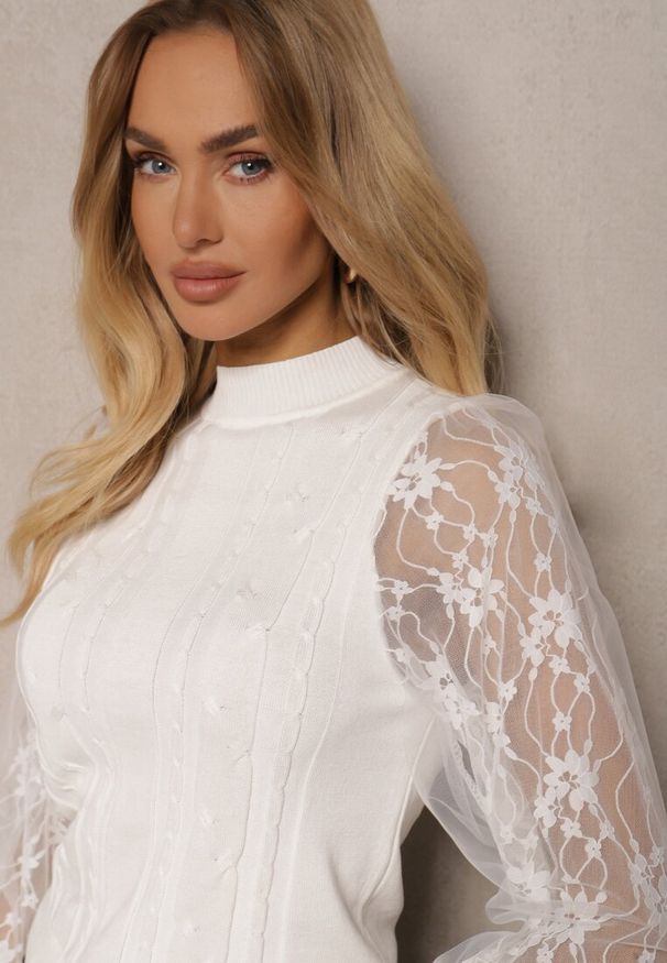 Renee - Biały Golf ze Wstawkami z Siateczki na Rękawach Yelira. Okazja: na co dzień. Typ kołnierza: golf. Kolor: biały. Materiał: jeans. Wzór: aplikacja. Styl: casual
