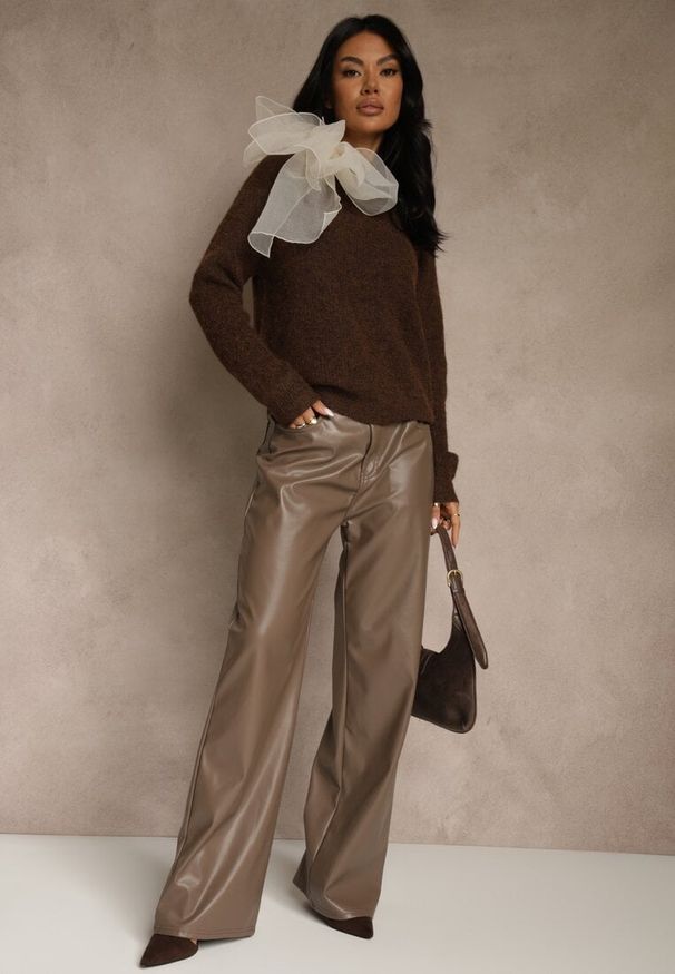 Renee - Brązowy Sweter z Dodatkiem Wełny Ozdobiony przy Szyi Wiązaniem Tusmele. Kolor: brązowy. Materiał: wełna. Wzór: aplikacja. Styl: elegancki