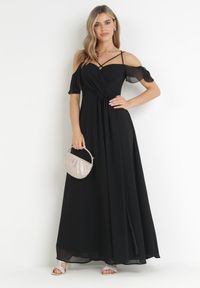 Born2be - Czarna Maxi Sukienka o Rozkloszowanym Fasonie na Cienkich Skrzyżowanych Ramiączkach Hendina. Okazja: na imprezę, na ślub cywilny, na wesele. Typ kołnierza: dekolt hiszpanka. Kolor: czarny. Długość rękawa: na ramiączkach. Typ sukienki: rozkloszowane. Długość: maxi