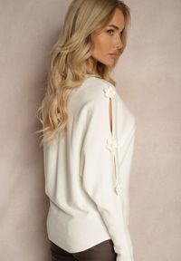 Renee - Jasnobeżowy Sweter z Wiskozą Ozdobiony Wycięciami na Rękawach Evathia. Okazja: na co dzień. Kolor: beżowy. Materiał: wiskoza. Wzór: aplikacja. Styl: elegancki, wizytowy, casual #3