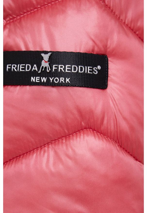 Frieda & Freddies Kurtka damska kolor różowy przejściowa. Okazja: na co dzień. Typ kołnierza: kaptur. Kolor: różowy. Materiał: materiał. Wzór: gładki. Styl: casual