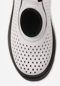 Born2be - Białe Skórzane Półbuty na Koturnie z Cholewką z Perforacją Vondelle. Okazja: na co dzień. Kolor: biały. Materiał: skóra. Szerokość cholewki: normalna. Obcas: na koturnie. Styl: casual #3