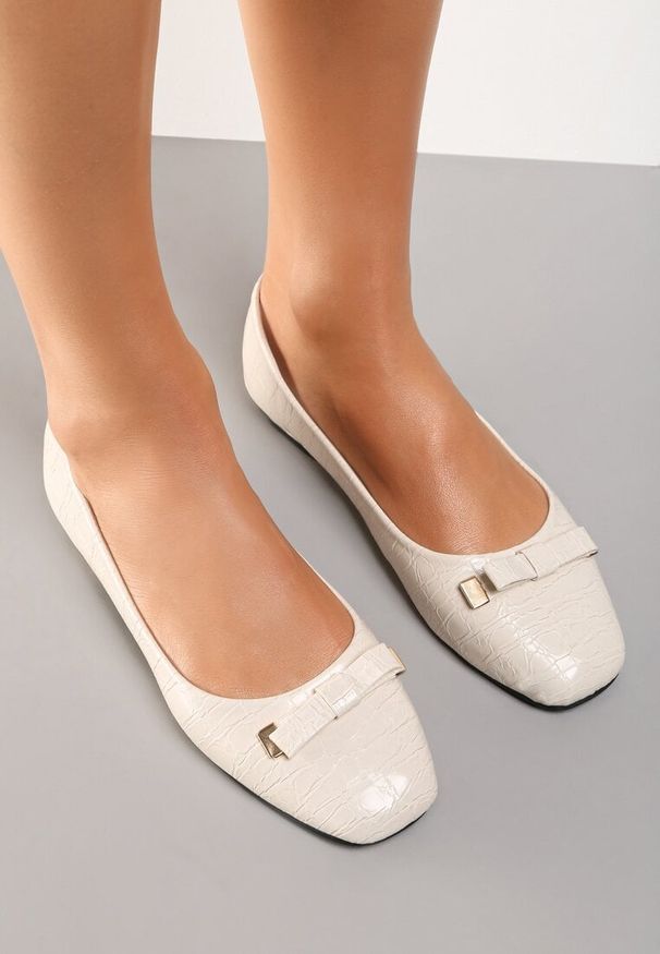 Renee - Beżowe Balerinki Calline. Zapięcie: bez zapięcia. Kolor: beżowy. Materiał: skóra. Obcas: na obcasie. Styl: elegancki. Wysokość obcasa: niski