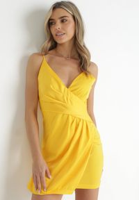 Born2be - Żółta Sukienka Mini z Głębokim Kopertowym Dekoltem i Marszczeniem Kaylora. Kolor: żółty. Długość rękawa: na ramiączkach. Typ sukienki: kopertowe. Styl: wizytowy. Długość: mini