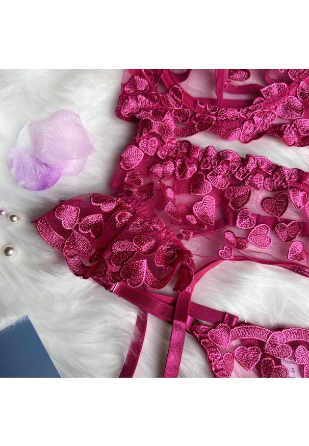 Intica - Komplet bielizny koronkowej ze stringami na specjalne okazje Barbi. Kolor: różowy. Materiał: koronka. Wzór: aplikacja
