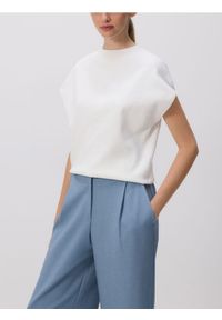 Reserved - Bluzka ze stójką - złamana biel. Typ kołnierza: kołnierzyk stójkowy. Materiał: dzianina, bawełna #1