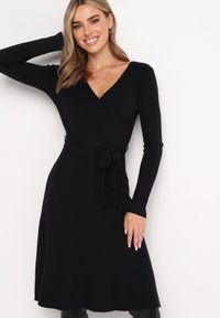 Born2be - Czarna Sweterkowa Sukienka Rozkloszowana z Wiązanym Paskiem Florentame. Kolor: czarny. Materiał: materiał. Typ sukienki: rozkloszowane, kopertowe. Długość: midi #1