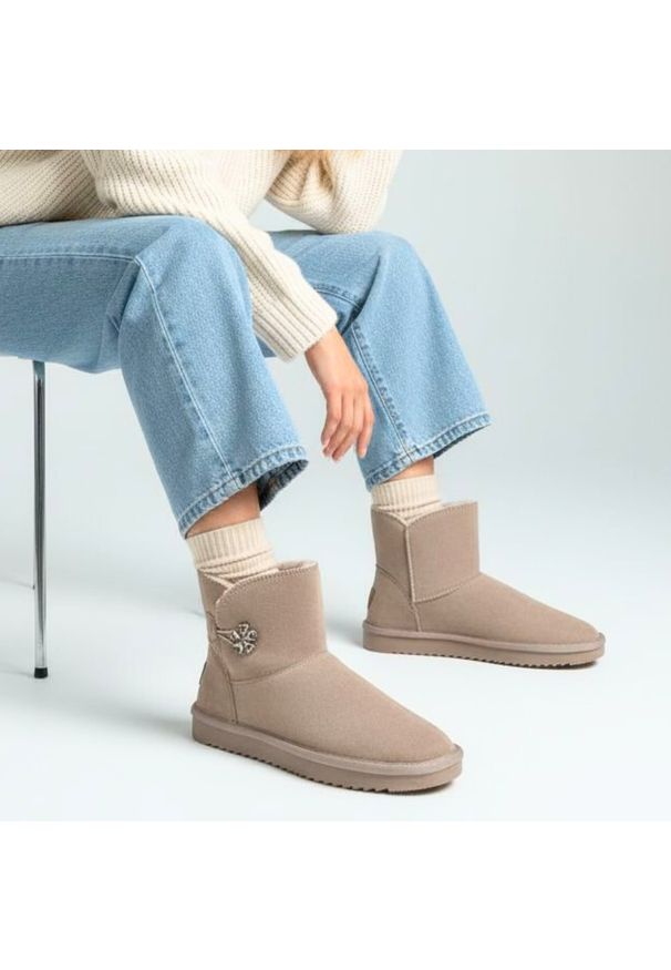 Szare Śniegowce Marco Tozzi Modne Ocieplane Buty Damskie. Kolor: szary. Materiał: zamsz, futro, materiał, syntetyk. Szerokość cholewki: normalna. Styl: sportowy