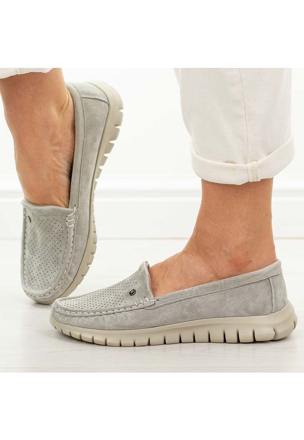 Szare ażurowe skórzane mokasyny damskie Vinceza 95413. Okazja: na co dzień, na spacer. Nosek buta: okrągły. Kolor: szary. Materiał: skóra, zamsz. Szerokość cholewki: normalna. Wzór: ażurowy. Sezon: wiosna, lato. Styl: casual, klasyczny, elegancki