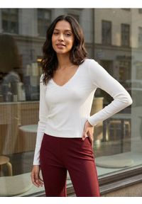 Sinsay - Bluzka z długim rękawem i koronką przy dekolcie - kremowy. Kolor: kremowy. Materiał: koronka. Długość rękawa: długi rękaw. Długość: długie. Wzór: koronka