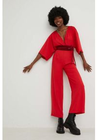 Answear Lab kombinezon kolor czerwony z dekoltem w szpic. Okazja: na co dzień. Kolor: czerwony. Materiał: tkanina. Długość rękawa: krótki rękaw. Długość: krótkie. Styl: wakacyjny #3