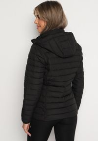 Born2be - Czarna Pikowana Kurtka z Kapturem i Sznurkami Miviana. Okazja: na spacer. Typ kołnierza: kaptur. Kolor: czarny. Materiał: jeans. Długość rękawa: długi rękaw. Długość: długie #3